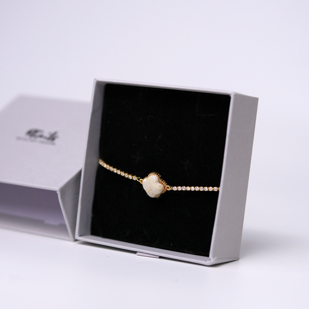 Signature Bib No.03 – Warm Ivory Cloud