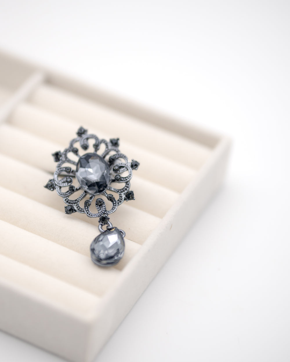 Details · Noir Pearl Drop